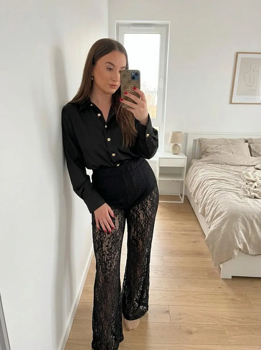 To samo ubranie wygenerowane na modelce przez Vougly